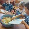 „Zdrowa i pożywna sałatka warzywna” – zajęcia z innowacji w grupie Biedronek
